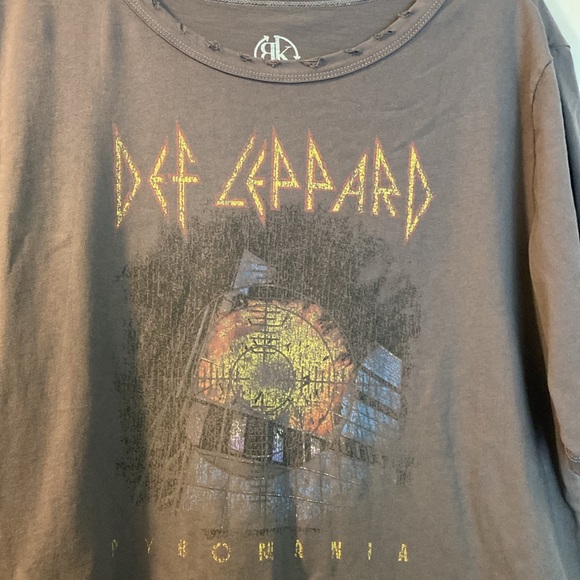 Recycled Karma 💯 Cotton Distressed Longer Sleeves Look Def Leppard Logo Tee New - Picture 16 of 16